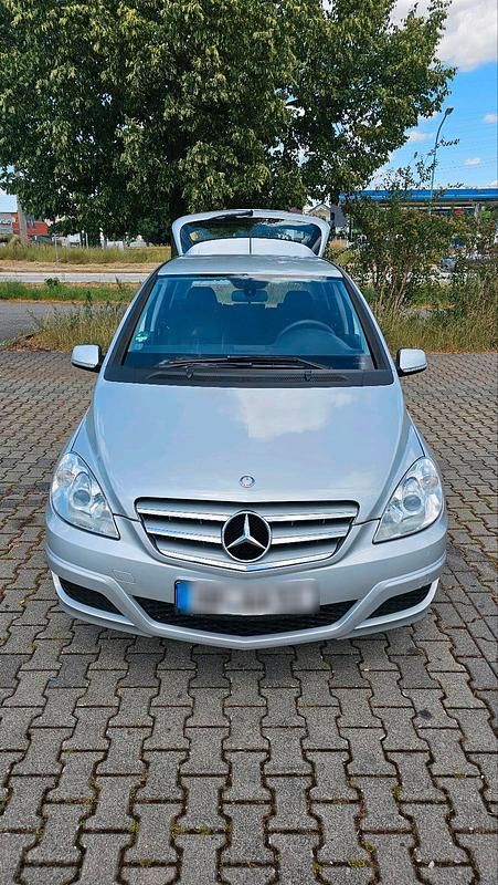 Silber Gebraucht 2011 Mercedes B180 Van / Kleinbus | 5.900 € (Fairer Preis) - Bild 1/4