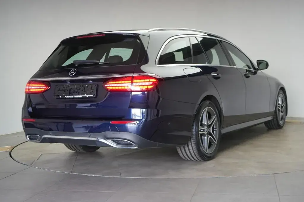 Gebraucht Mercedes E220 AMG 194 PS (142 kW) 2021 Blau Limousine