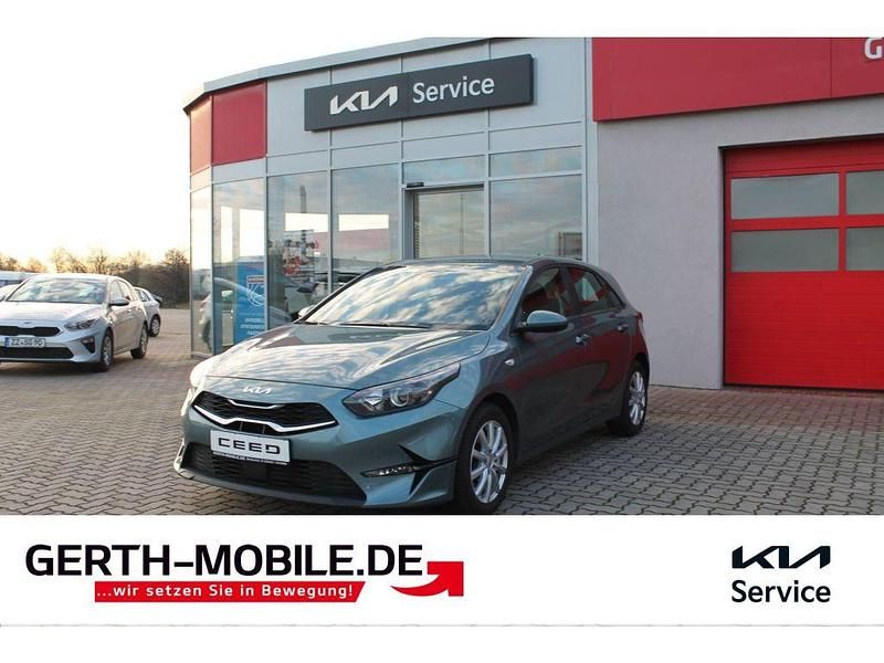 Gebraucht Kia Ceed 120 PS (88 kW) 2024 Yuka steel grey Kleinwagen