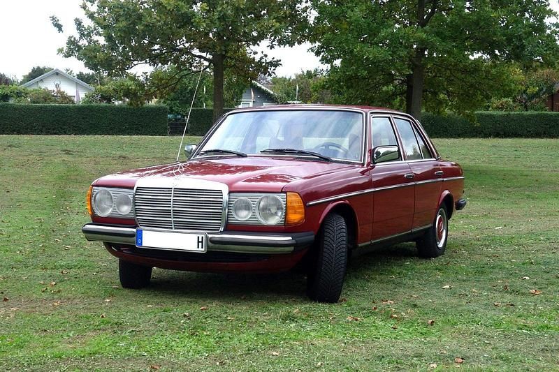 Rot Gebraucht 1978 Mercedes 220 Limousine | 10.000 € - Bild 1/4