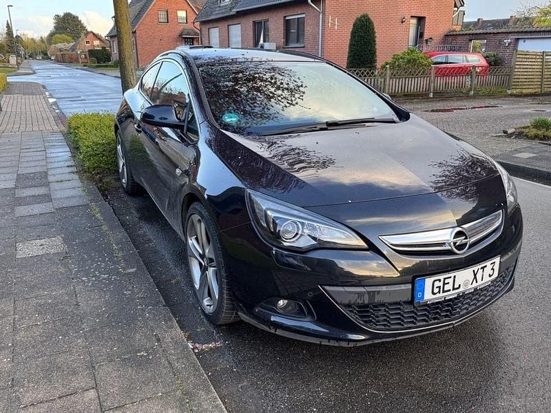 Gebraucht Opel Astra GTC 140 PS (102 kW) 2012 Schwarz Limousine