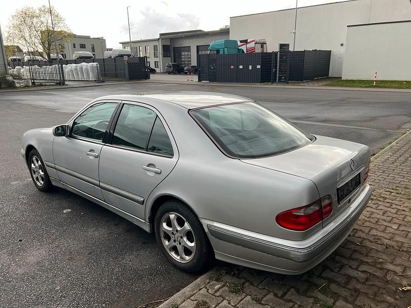 Second-hand Mercedes E200 163 CP (119 kW) 2001 Berlinǎ