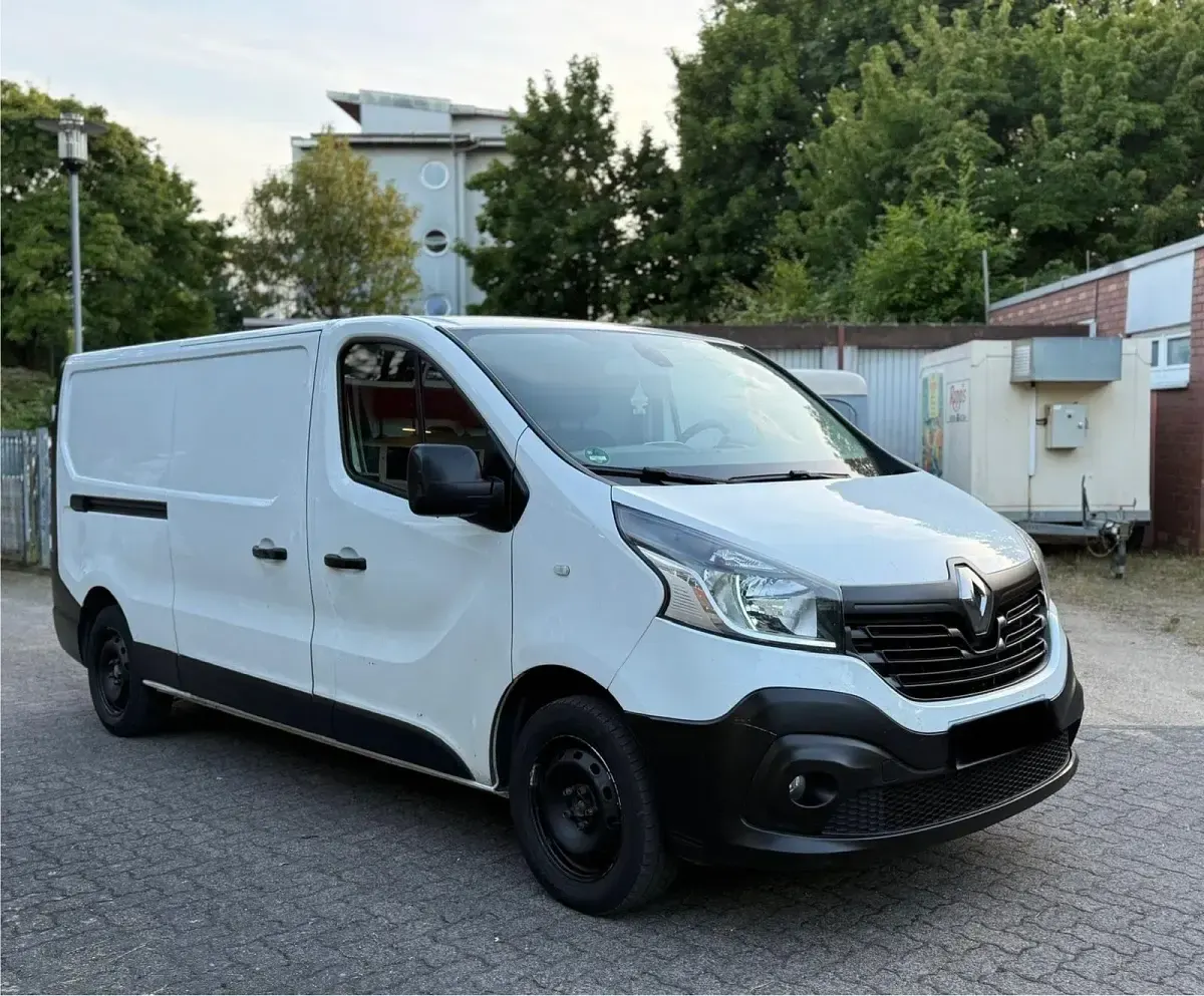 Gebraucht Renault Trafic 121 PS (88 kW) 2017 Weiß Van / Kleinbus