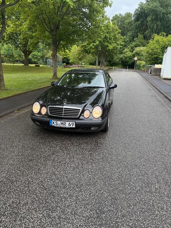 Schwarz Gebraucht 1998 Mercedes CLK200 Elegance Coupé | 1.800 € (Etwas zu teuer) - Bild 1/4