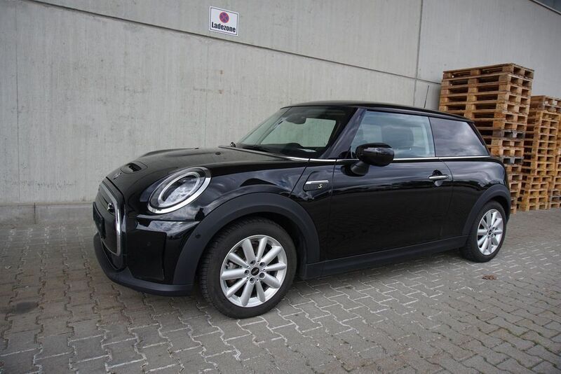 Gebraucht Mini Cooper SE 135 kW (184 PS) 2021 Midnight black Kleinwagen