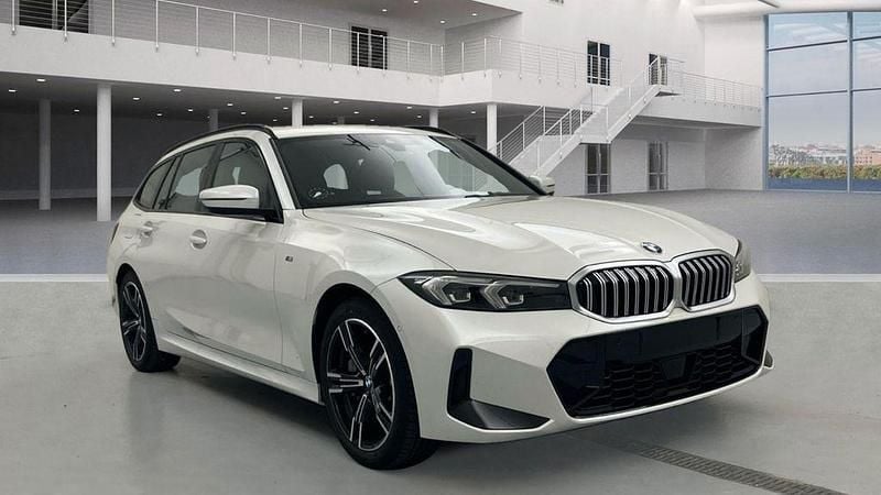 Weiß Gebraucht 2024 BMW 330 M Sport Kombi | 37.990 € (Guter Preis) - Bild 1/4