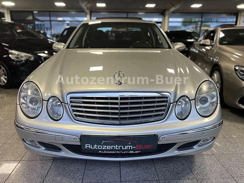 Silber Gebraucht 2003 Mercedes E200 Limousine | 5.290 € (Etwas zu teuer) - Bild 1/4