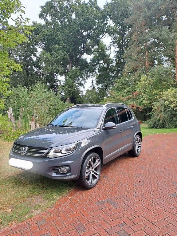 Grau Gebraucht 2016 VW Tiguan LOUNGE SUV | 14.490 € (Teuer) - Bild 1/4