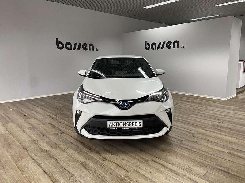 Platinumweiß perleffekt Gebraucht 2023 Toyota C-HR Team SUV | 32.690 € (Teuer) - Bild 1/3