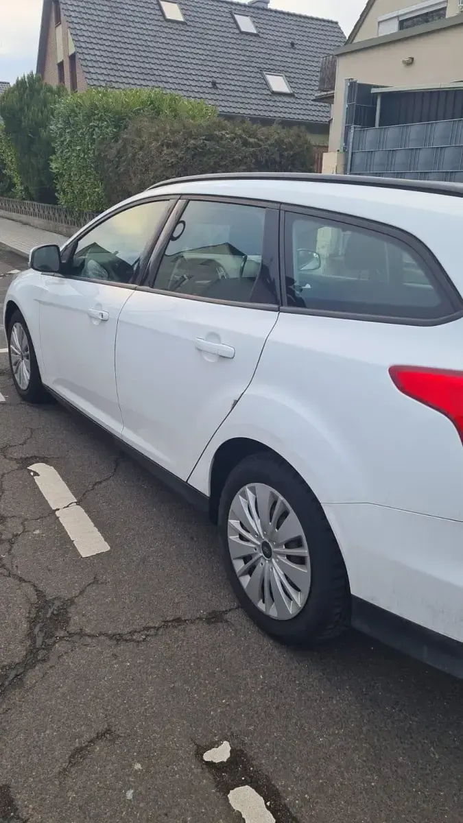 Gebraucht Ford Focus 120 PS (88 kW) 2018 Weiß Kombi
