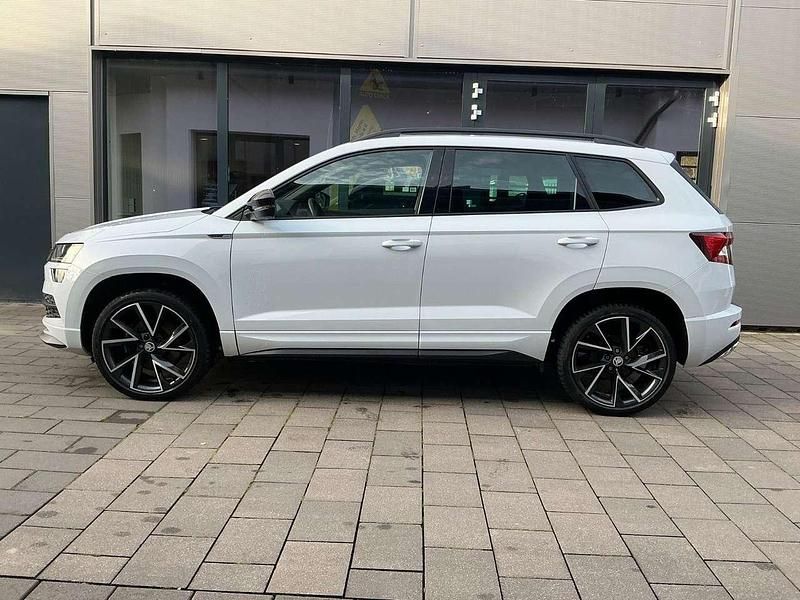 Moonwhiteperleffekt (metallic) Gebraucht 2021 Skoda Karoq SportLine SUV | 25.450 € (Fairer Preis) - Bild 1/4