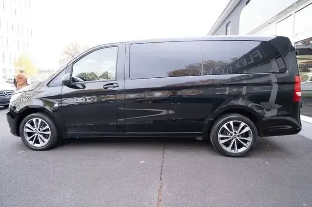 Gebraucht Mercedes Vito 190 PS (139 kW) 2020 Obsidianschwarz metallic Van