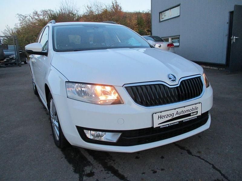 Weiß Gebraucht 2014 Skoda Octavia Ambition Kombi | 7.890 € (Guter Preis) - Bild 1/4