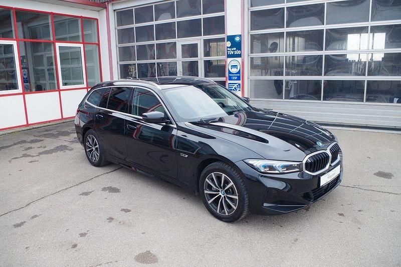 Gebraucht BMW 330e Sport Line 292 PS (214 kW) 2022 Saphirschwarz metallic Kombi