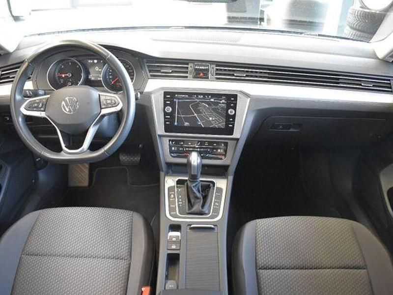 Gebraucht VW Passat 150 PS (110 kW) 2023 Grau Kombi