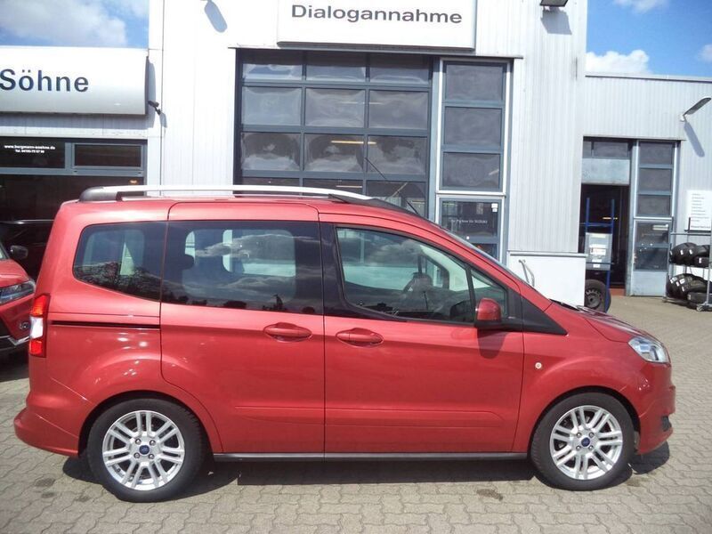 Rot Gebraucht 2015 Ford Tourneo Courier Trend Van / Kleinbus | 10.990 € (Etwas zu teuer) - Bild 1/4