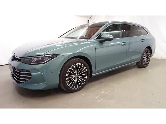 Gebraucht VW Passat Elegance 150 PS (110 kW) 2024 Maripositgrün metallic Kombi