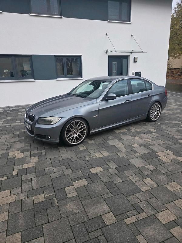 Grau Gebraucht 2009 BMW 325 Limousine | 8.190 € (Fairer Preis) - Bild 1/4