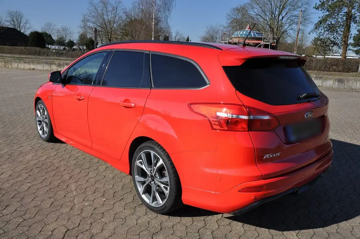Gebraucht Ford Focus ST-Line 125 PS (91 kW) 2018 Rot Kombi
