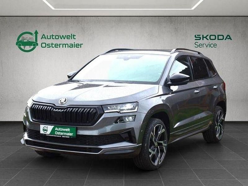 Graphitegrau metallic Gebraucht 2023 Skoda Karoq SportLine SUV | 32.485 € (Teuer) - Bild 1/4
