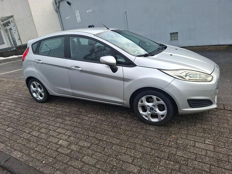 Gebraucht Ford Fiesta Titanium 95 PS (69 kW) 2013 Silber Limousine