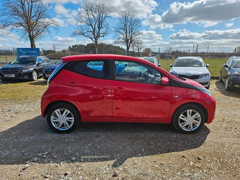 Gebraucht Toyota Aygo X-play 69 PS (50 kW) 2015 Rot Kleinwagen