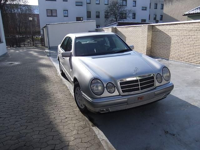 Gebraucht Mercedes E230 Elegance 150 PS (110 kW) 1996 Silber metallic Limousine