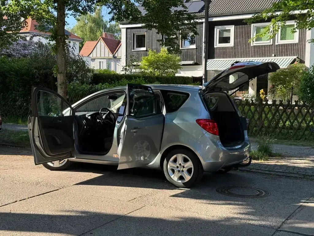 Gebraucht Opel Meriva Design Edition 101 PS (74 kW) 2011 Grau Van / Kleinbus