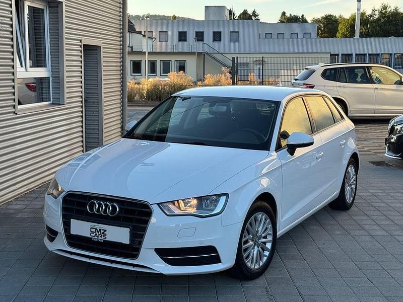Weiß Gebraucht 2015 Audi A3 Sportback Attraction Limousine | 13.490 € (Guter Preis) - Bild 1/4