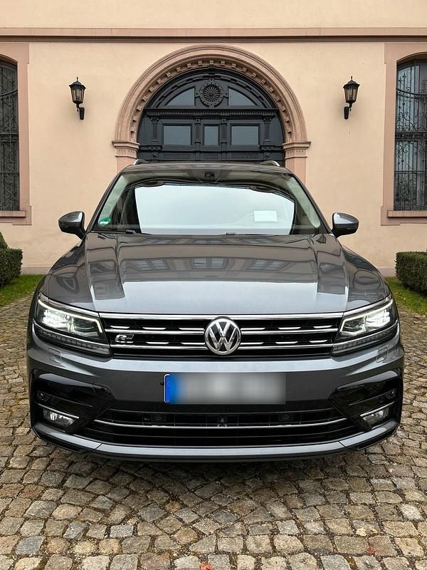 Grau Gebraucht 2017 VW Tiguan R-line SUV | 19.900 € (Etwas zu teuer) - Bild 1/4