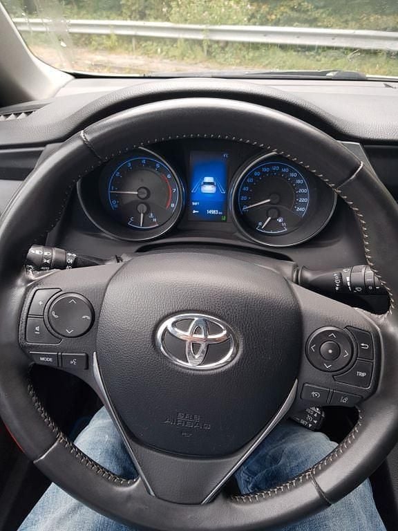 Weiß Gebraucht 2016 Toyota Auris Touring Sports Comfort Kombi | 8.300 € (Guter Preis) - Bild 1/4