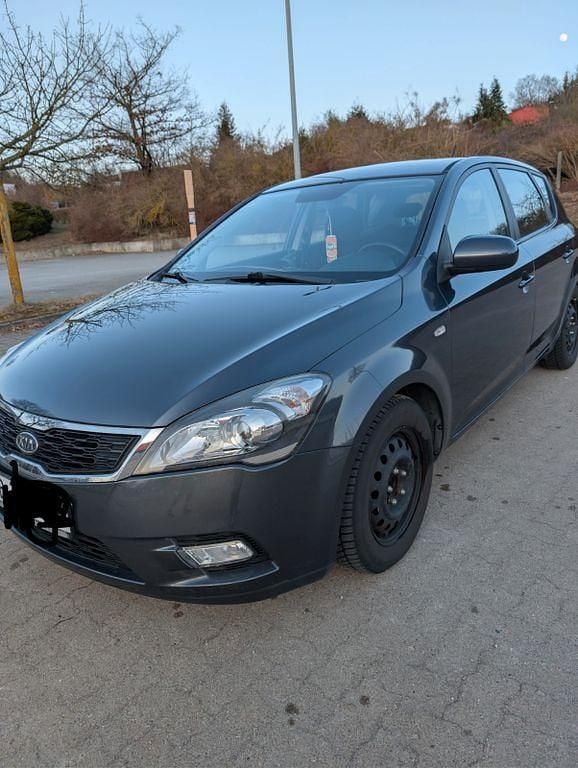 Gebraucht Kia Ceed Vision 90 PS (66 kW) 2011 Grau Kleinwagen