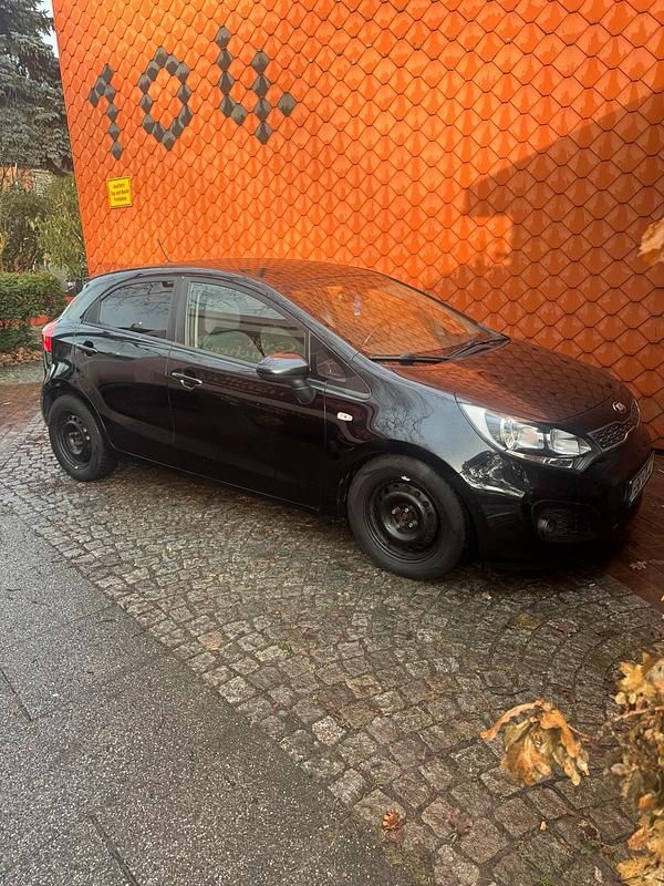 Gebraucht Kia Rio 75 PS (55 kW) 2014 Schwarz Kleinwagen
