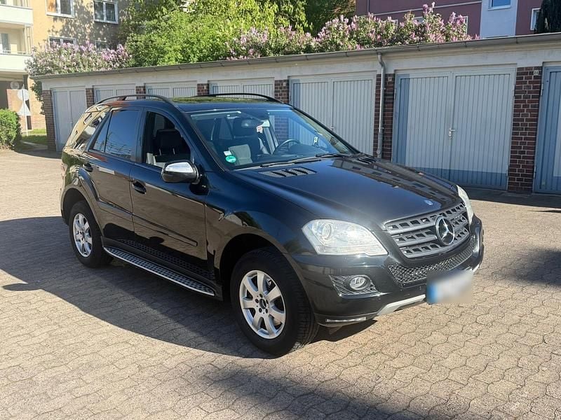 Second-hand Mercedes ML320 224 CP (164 kW) 2008 Negru SUV