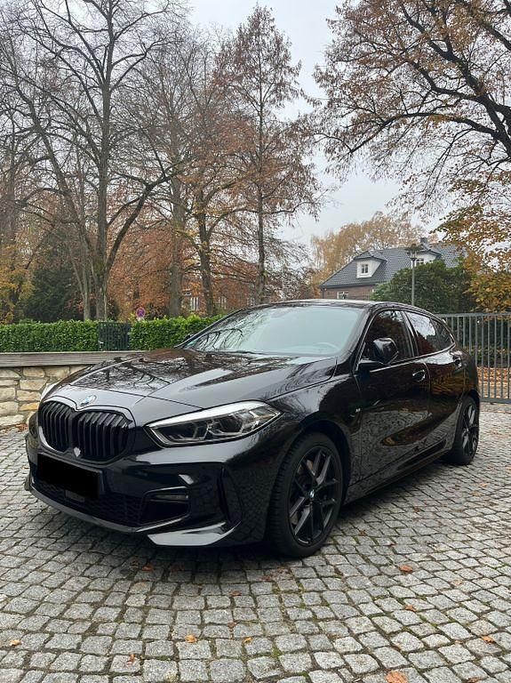 Schwarz Gebraucht 2021 BMW 120 M Sport Kleinwagen | 27.900 € (Etwas zu teuer) - Bild 1/4