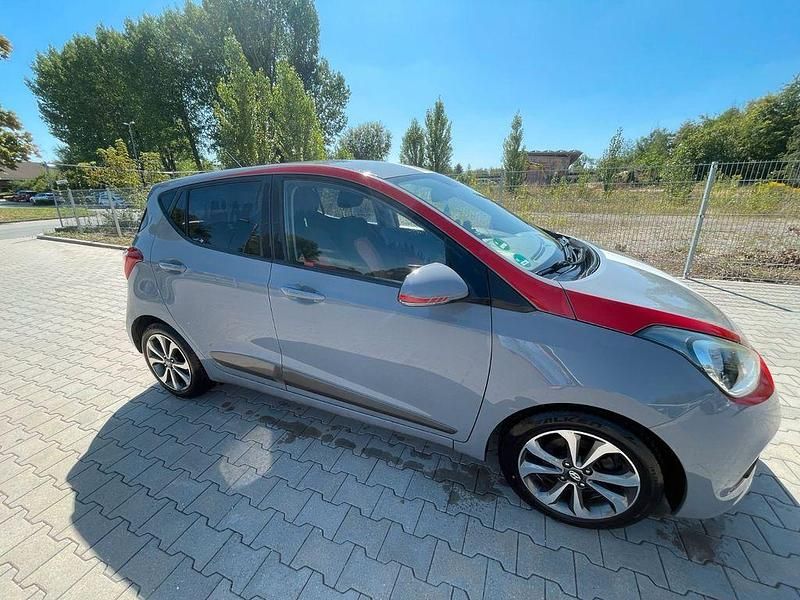Gebraucht Hyundai i10 Edition 67 PS (49 kW) 2015 Grau Kleinwagen