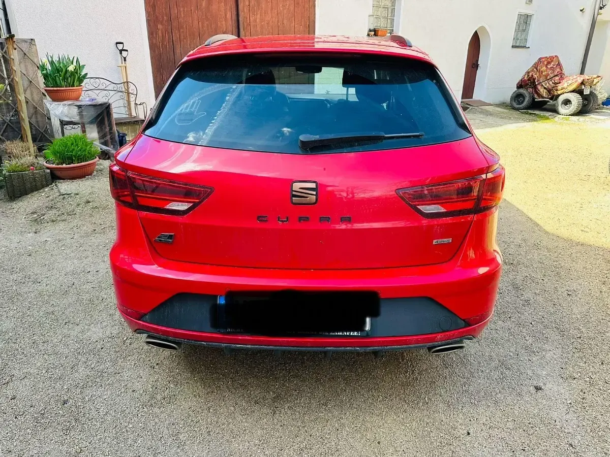 Używany Seat Leon 4Drive 300 KM (220 kW) 2020 Czerwony Sedan/Limuzyna