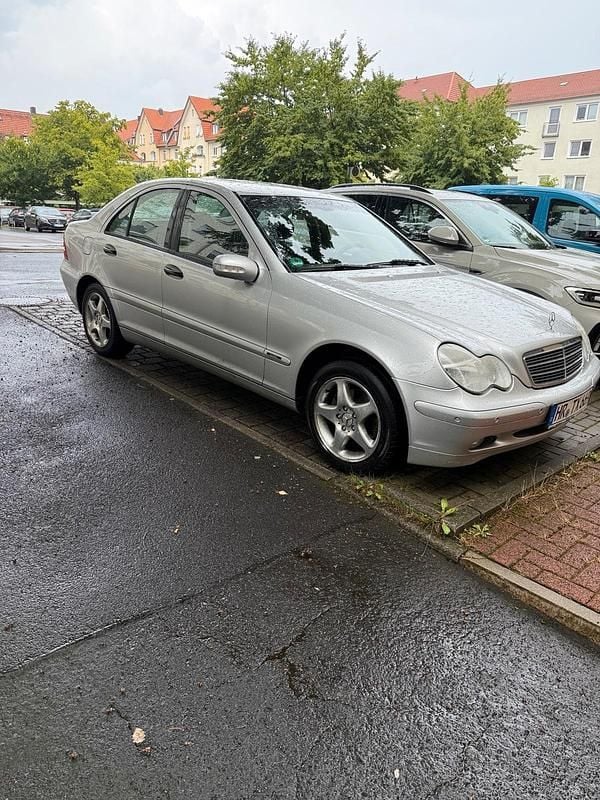 Grau Gebraucht 2004 Mercedes C200 Limousine | 3.500 € (Fairer Preis) - Bild 1/4