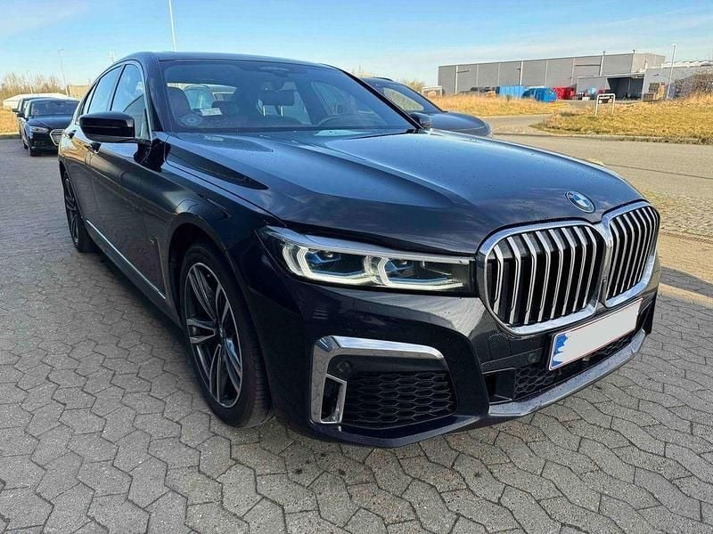 Gebraucht BMW 750 M Sport 530 PS (389 kW) 2019 Carbonschwarz metallic (metallic) Limousine