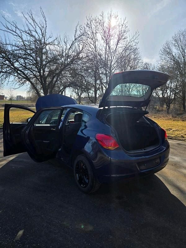 Second-hand Opel Astra 87 CP (63 kW) 2012 Albastru Hatchback