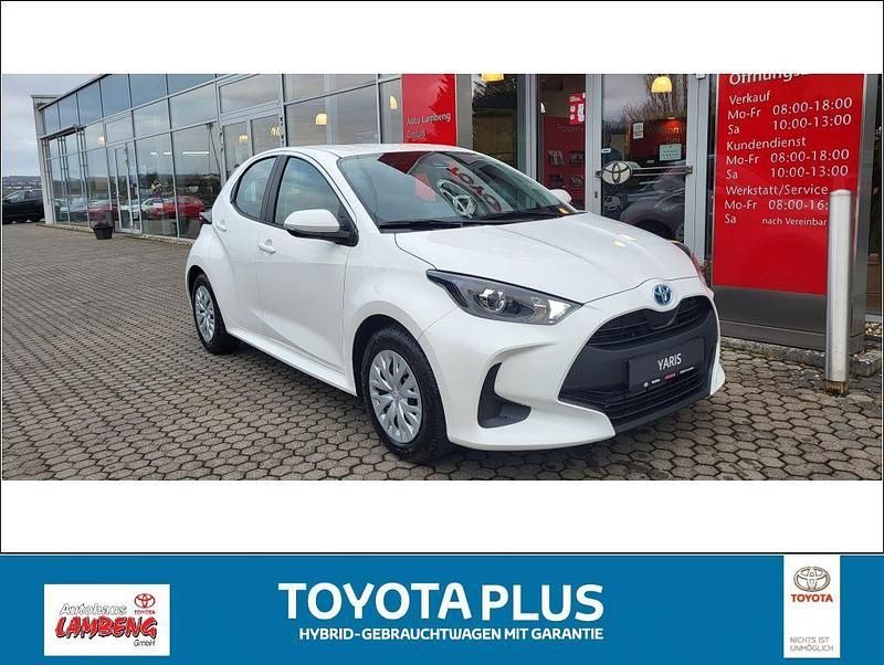 Weiß Gebraucht 2022 Toyota Yaris Hybrid Limousine | 17.590 € (Superpreis) - Bild 1/4