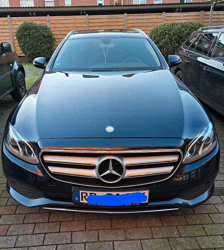 Blau Gebraucht 2017 Mercedes 250 Kombi | 22.800 € (Fairer Preis) - Bild 1/4