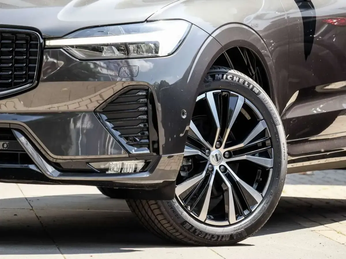 Gebraucht Volvo XC60 Plus 250 PS (183 kW) 2025 Grau SUV