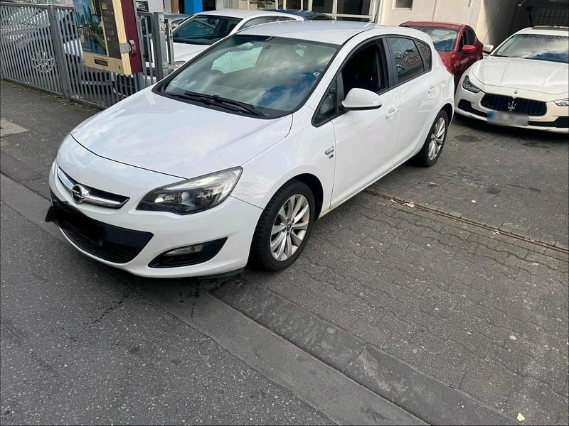 Gebraucht Opel Astra 116 PS (85 kW) 2013 Weiß Limousine