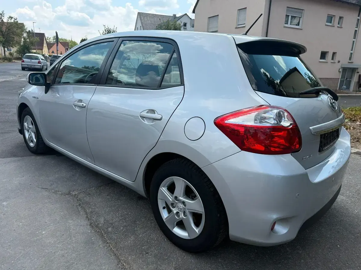 Gebraucht Toyota Auris Hybrid Life 99 PS (72 kW) 2011 Silber Limousine