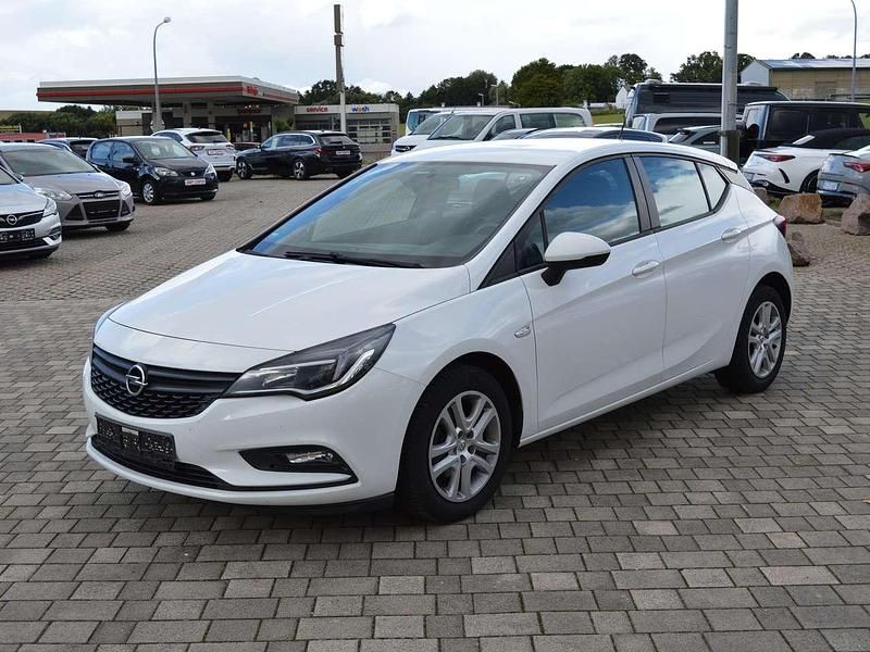 Weiß Gebraucht 2015 Opel Astra Selection Limousine | 4.800 € (Fairer Preis) - Bild 1/4