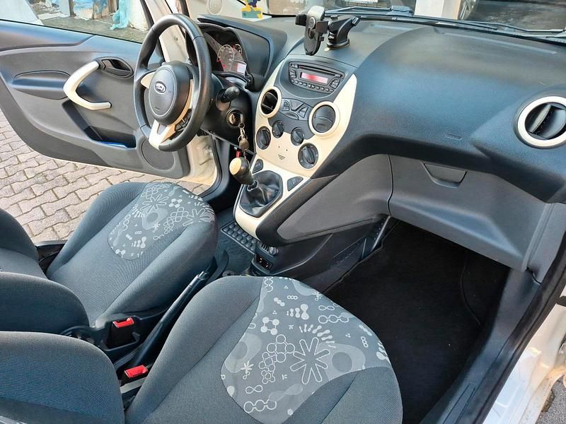 Gebraucht Ford Ka Trend 69 PS (50 kW) 2014 Weiß Kleinwagen
