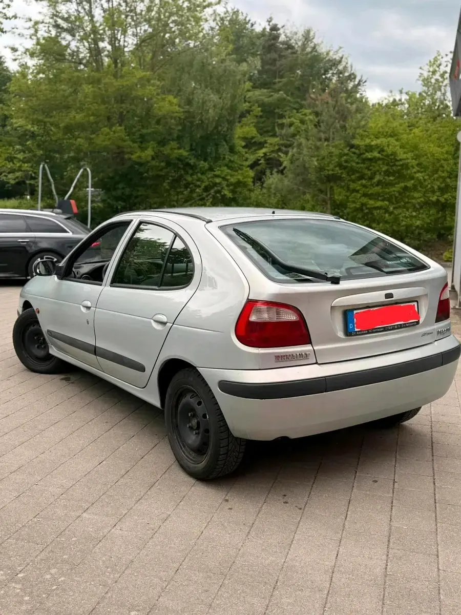 Gebraucht Renault Mégane 107 PS (78 kW) 2001 Silber Limousine