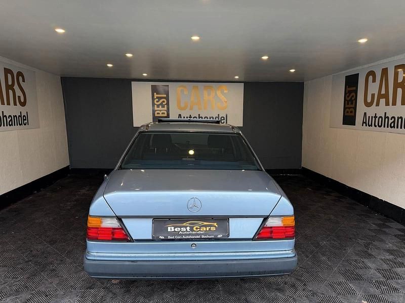 Second-hand Mercedes E230 132 CP (97 kW) 1991 Albastru Berlinǎ