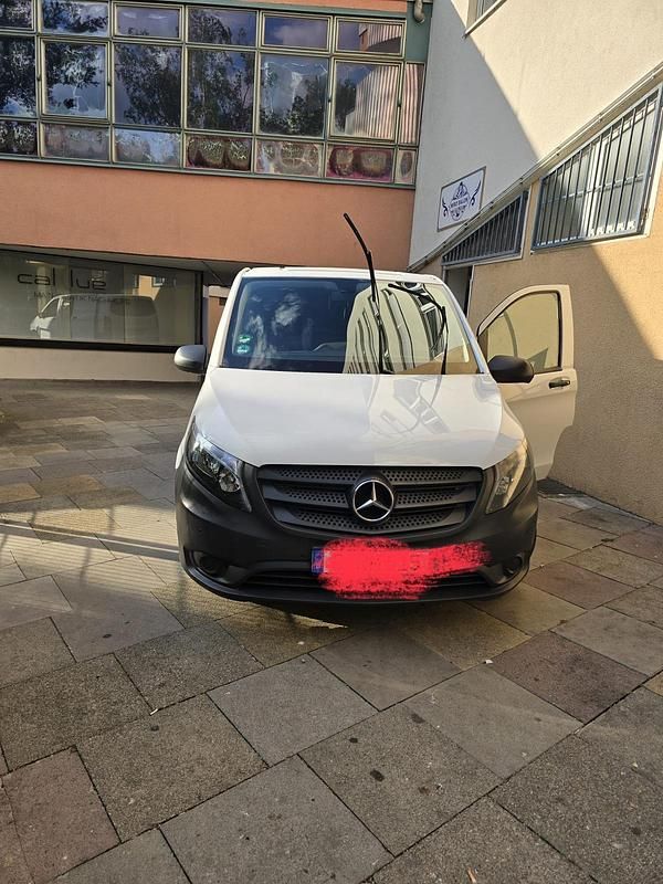 Weiß Gebraucht 2017 Mercedes Vito Van / Kleinbus | 12.000 € - Bild 1/4